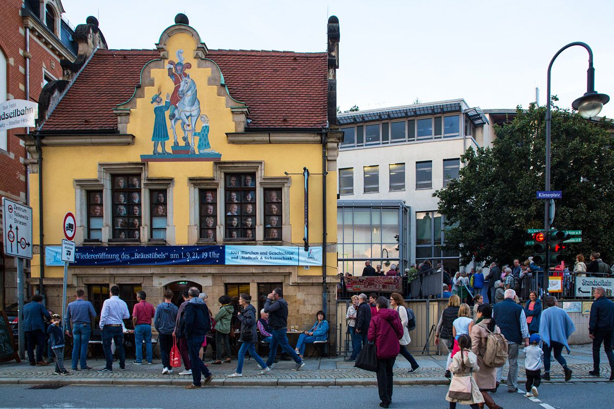 Viele Gäste treffen sich zur Eröffnungsfeier vor dem Braustübel