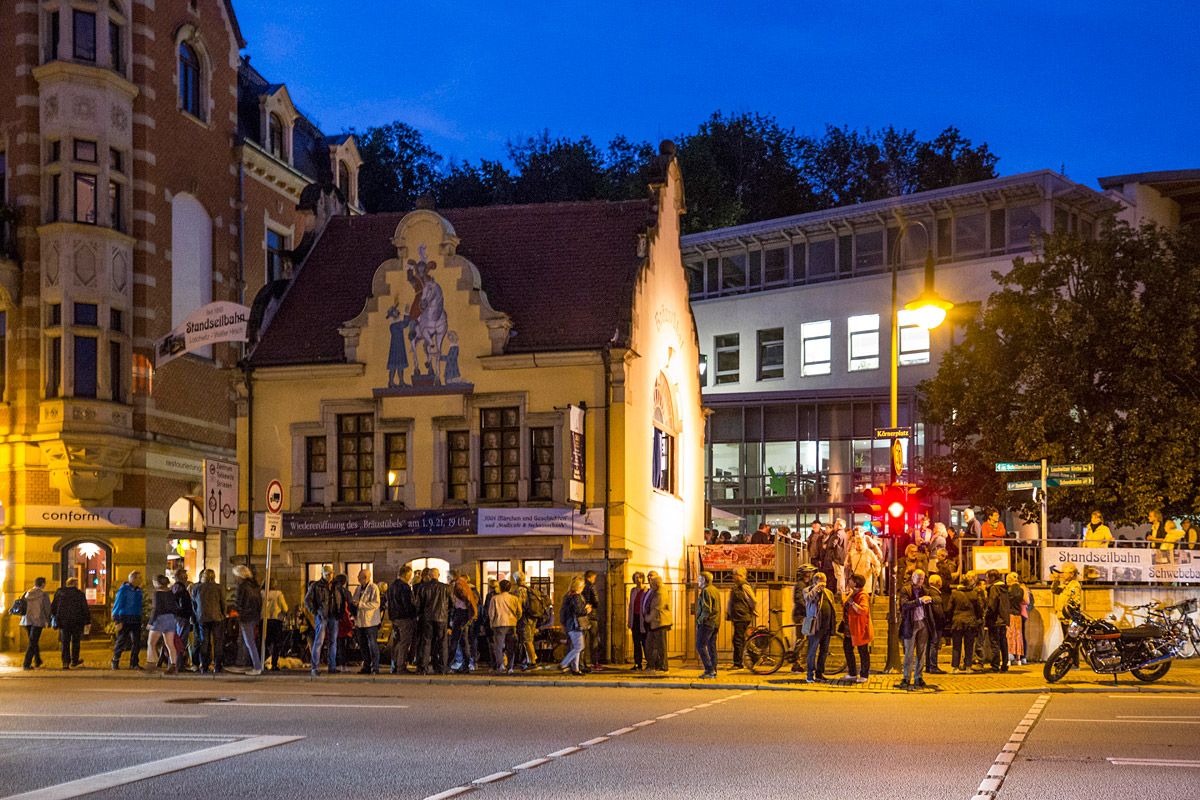 Die Eröffnungsfeier vor dem Braustübel im Abendlicht am Körnergarten