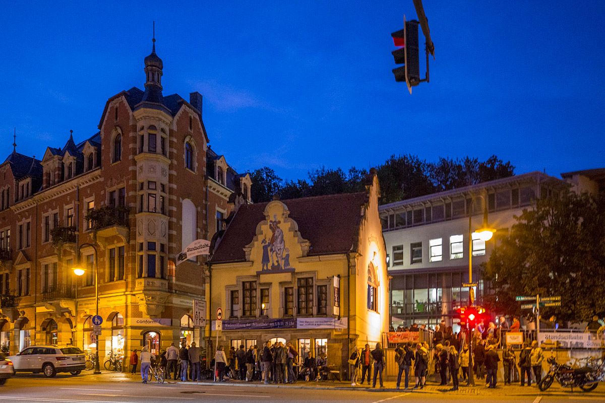 Gut gefüllter Platz mit Gästen vor dem Braustübel zur Eröffnung