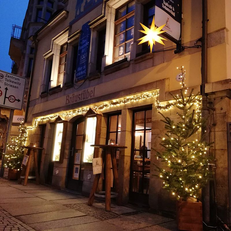 Weihnachtsdeko an der Fassade des Braustübels