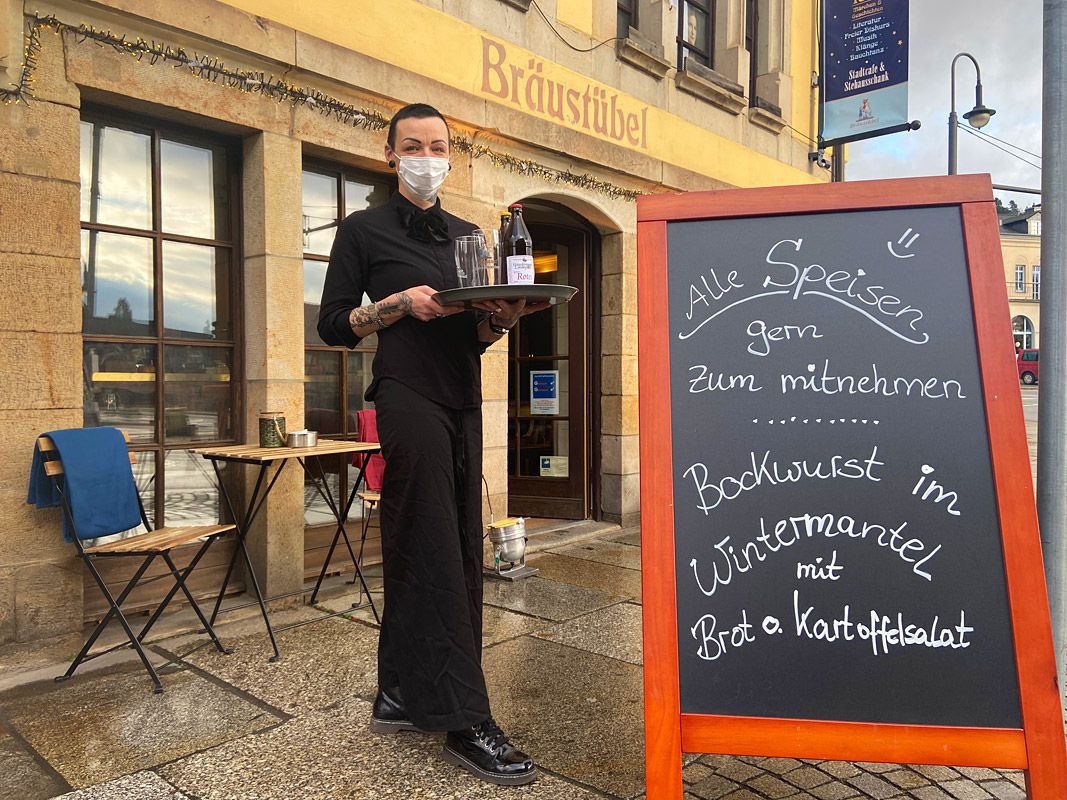 Aussenansicht mit Tafel mit aktuellem Speiseangebot