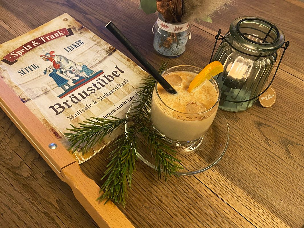 Einladendes Ambiente mit Beleuchtung und zünftig gestalteter Speisekarte