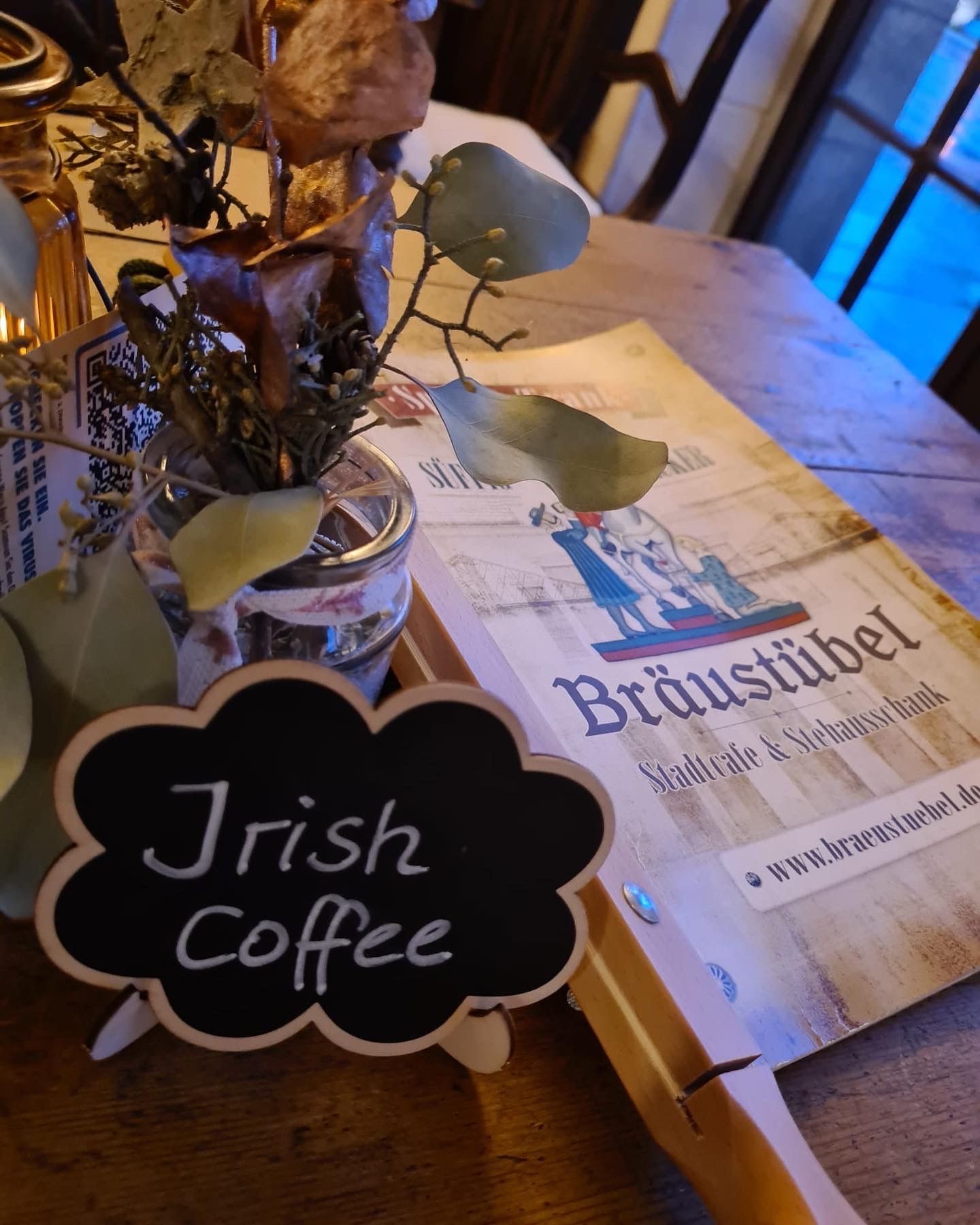 Tisch mit kleiner Infotafel Irish Coffee und Speisekarte