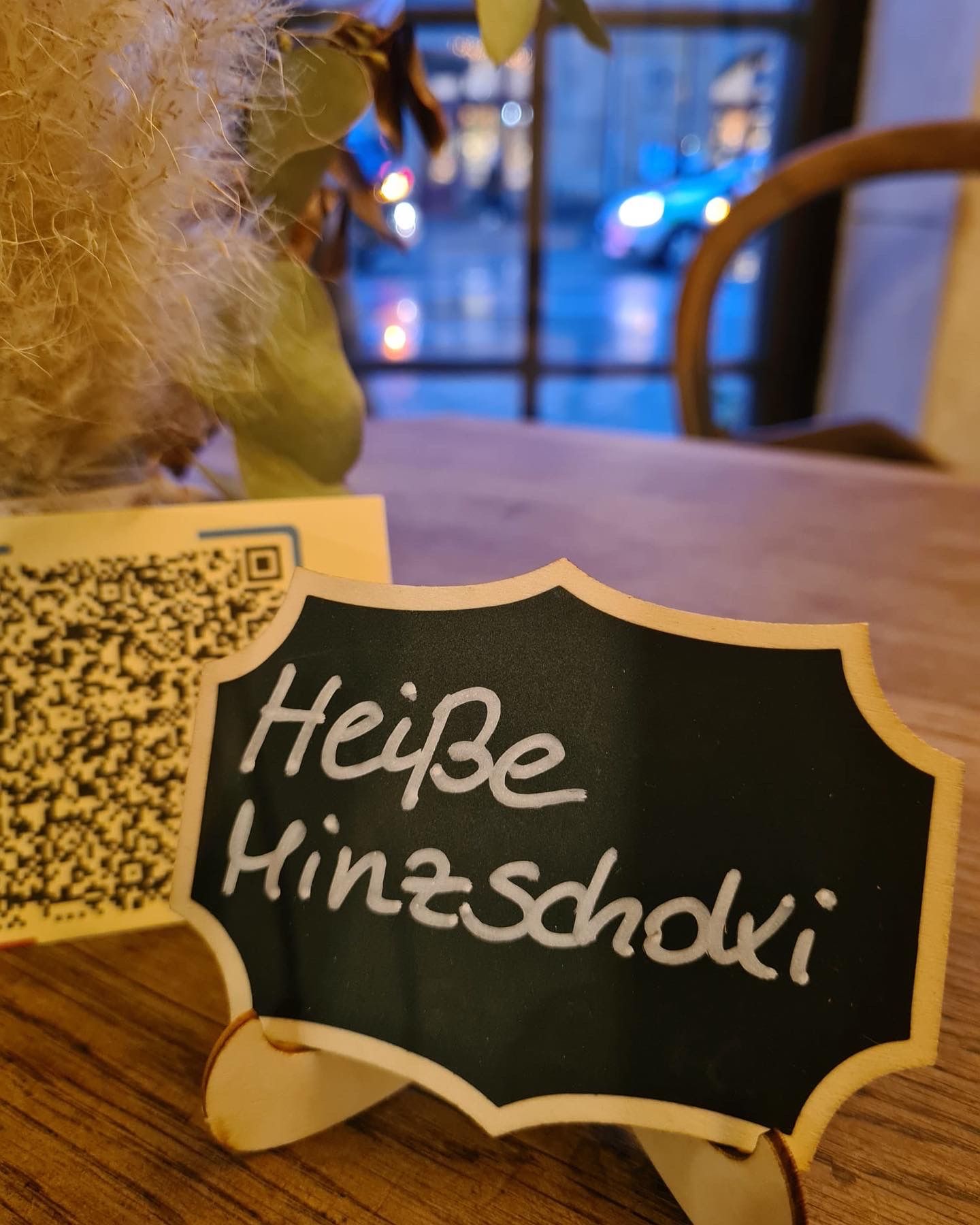 Tisch mit kleiner Infotafel Heiße Minzschoki