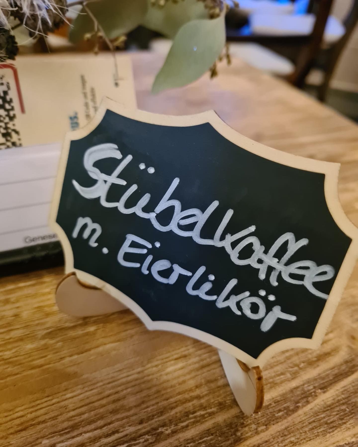 Tisch mit kleiner Infotafel Stübelkaffee mit Eierlikör