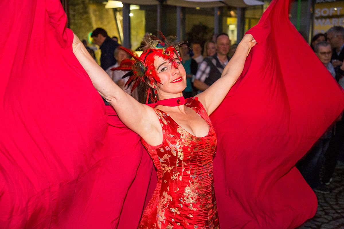 Tänzerin mit rotem Kleid und Kopfhaube im orientalischem Stil
