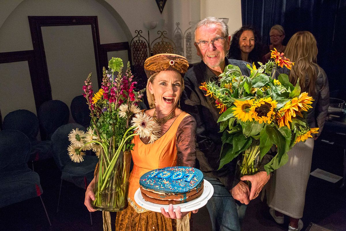 Bräustübel Dresden - Die Betreiber von 1001 Nacht  empfangen Blumen zur Eröffnung